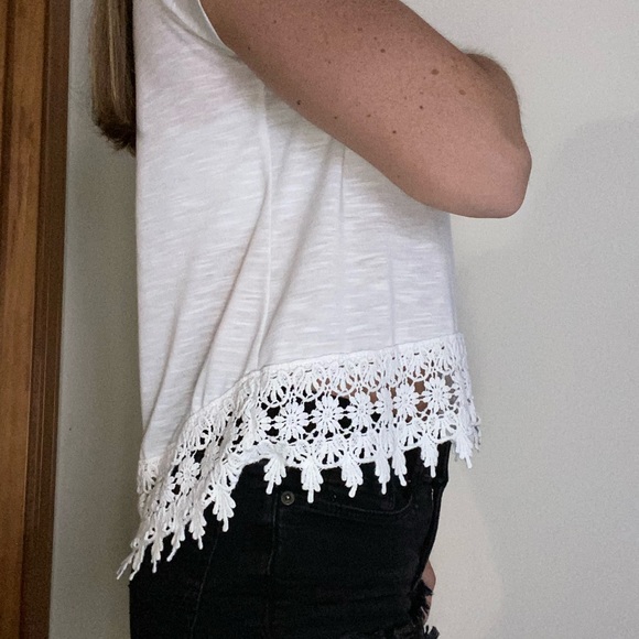 White top - Picture 2 of 4